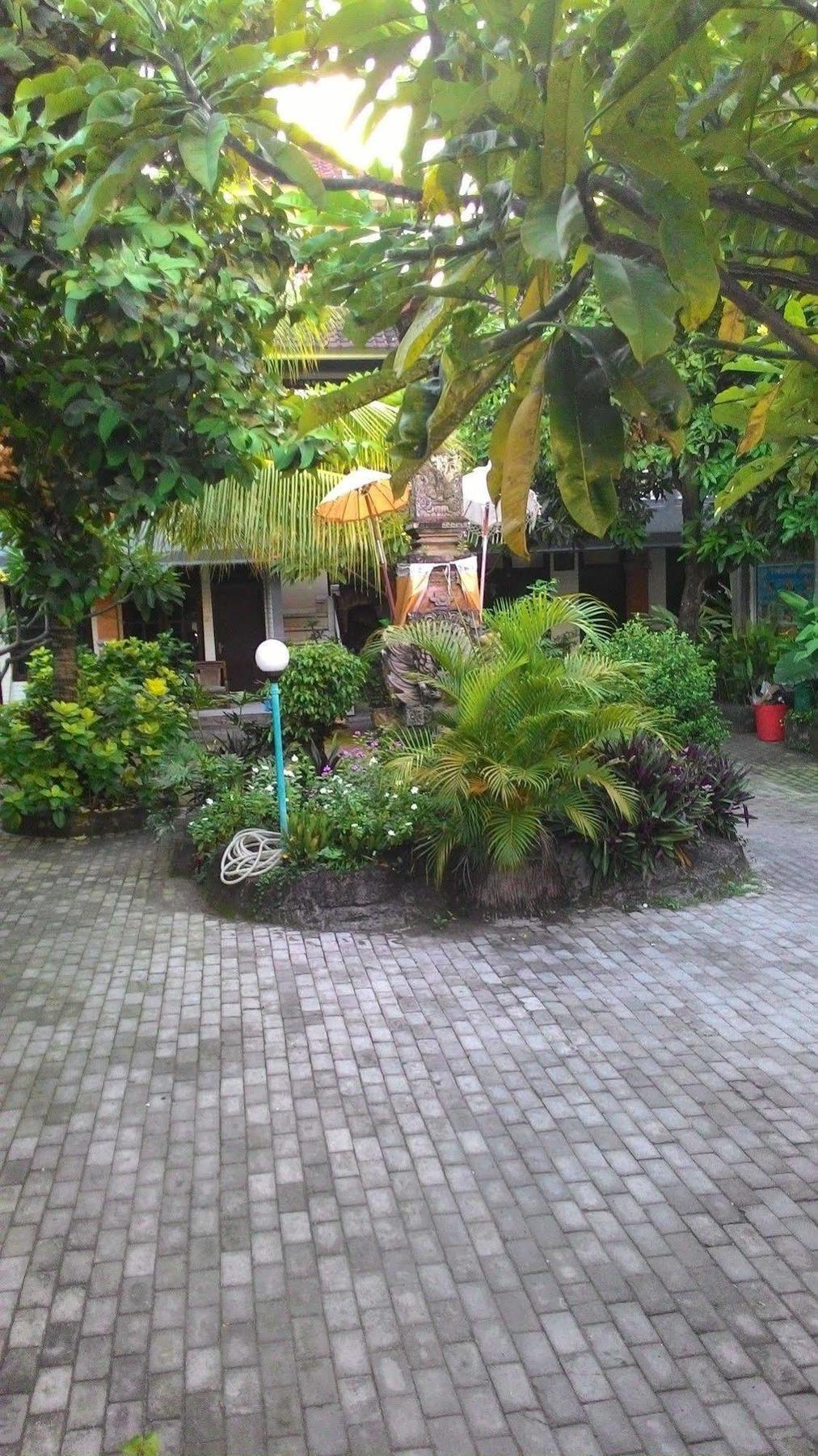 Mahendra Beach Inn Кута Екстериор снимка